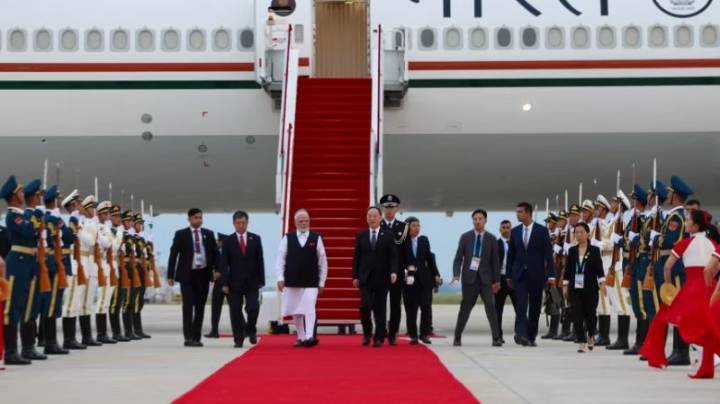 El primer ministro de la India, Narendra Modi, se reúne con Xi Jinping en su primer viaje a China en siete años