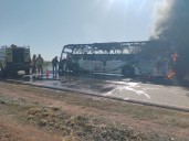 Un colectivo se prendió fuego en la ruta por un desperfecto eléctrico