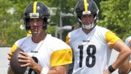 Aaron Rodgers batalla con su casco en los Steelers: 'Parece una nave espacial'
