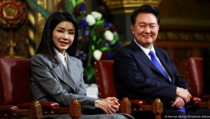 Arrestan a esposa del destituido expresidente surcoreano Yoon: habría manipulado acciones