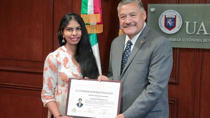 Estudiante india se gradúa con honores en Doctorado de la UANL