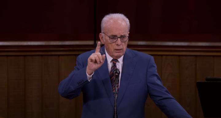El servicio conmemorativo a John MacArthur: Una experiencia única en la vida