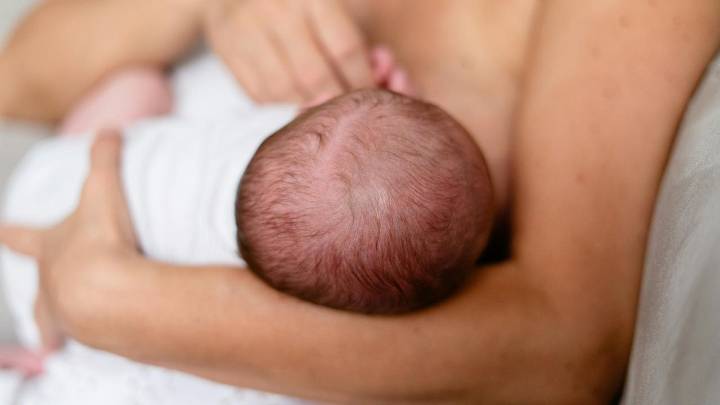 Lactancia materna en verano: consejos para dar el pecho en la playa o piscina