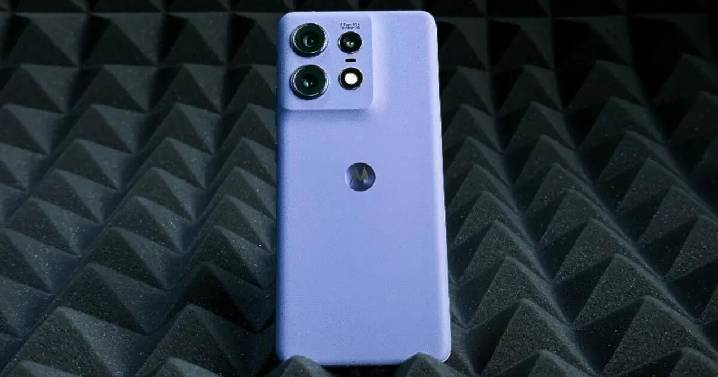 Este Motorola es inalcanzable: carga en 15 minutos, triple cámara 50MP, 512GB almacenamiento y pantalla fluida