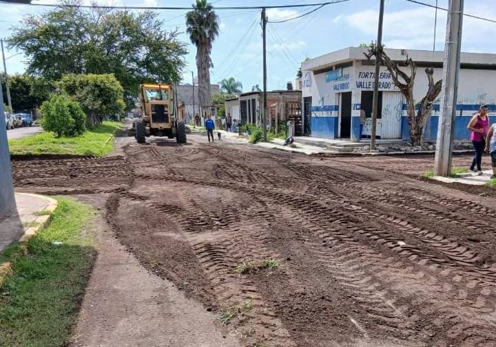 Rehabilitan vialidades en Valle Dorado para mejorar movilidad