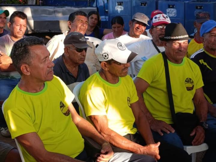 Viceministro de Agricultura y Tierras visita a campesinos de Antolín del Campo