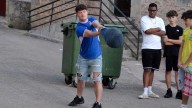 Un pueblo de Cuenca se hace viral con su insólito campeonato de lanzar jamón gracias a una joven aragonesa