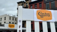 Cracker Barrel vuelve a su logo original tras críticas de la extrema derecha, caída en bolsa y un fallido cambio de imagen