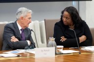 Trump amenaza con despedir a la gobernadora de la Reserva Federal, Lisa Cook
