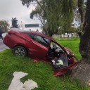 AUTOMOVILISTA Y SU COPILOTO LESIONADOS DESPUÉS DE CHOCAR CONTRA UN ÁRBOL EN TOLLOCAN, TOLUCA