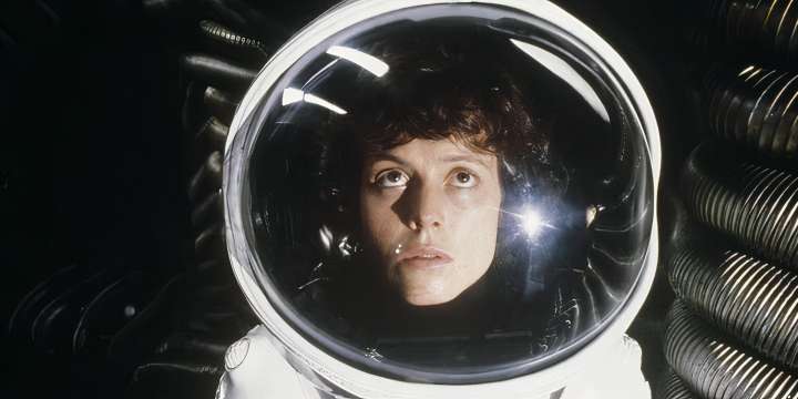 How Alien: Earth's Opening Scene Mirrors The 1979 Movie