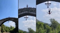 Impactante (y peligroso) salto desde el puente romano de Cangas de Onís: 21 metros con doble mortal