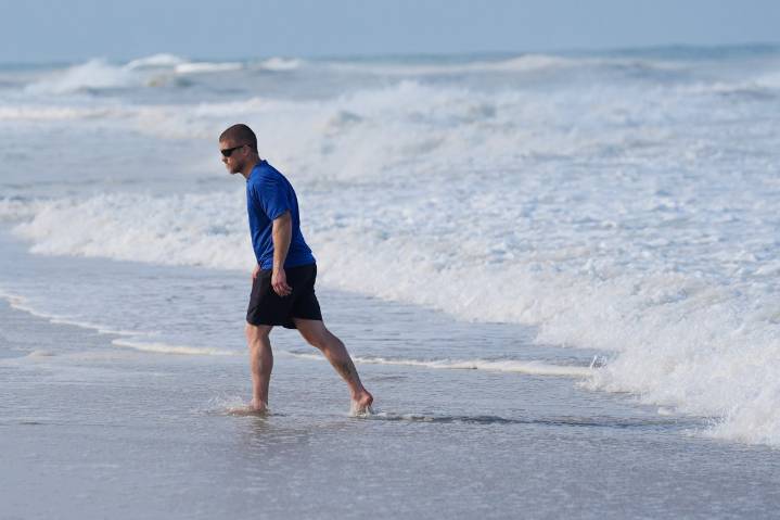 Huracán Erin mantiene amenaza de oleaje peligroso en la costa este de EE.UU.