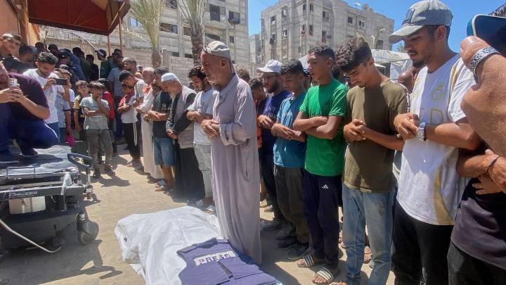Israel strikes a Gaza hospital twice, killing at least 20, including journalists and rescuers