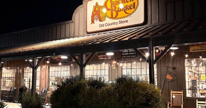 Cracker Barrel admits to fault with new logo
