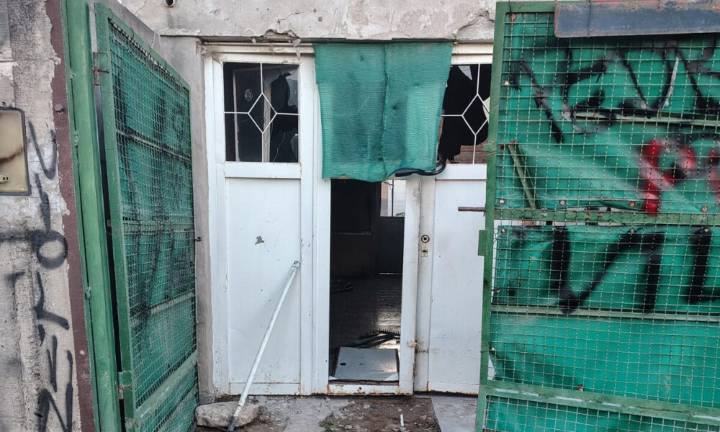 Escracharon y atacaron la casa de un hombre acusado de abuso
