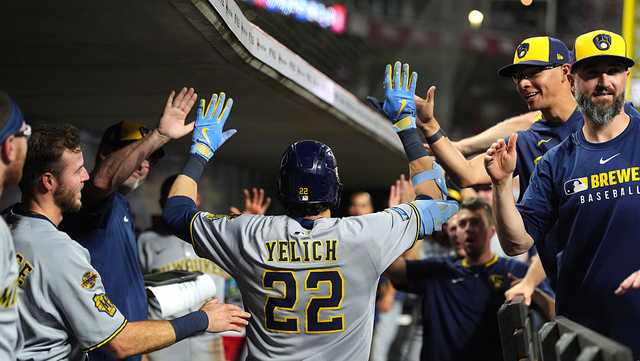 Yelich hits 2 HRs as Brewers rally past Reds, tie club record with 13th straight win