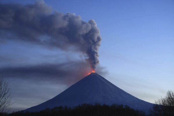 Volcán ruso entró en erupción después de 400 años