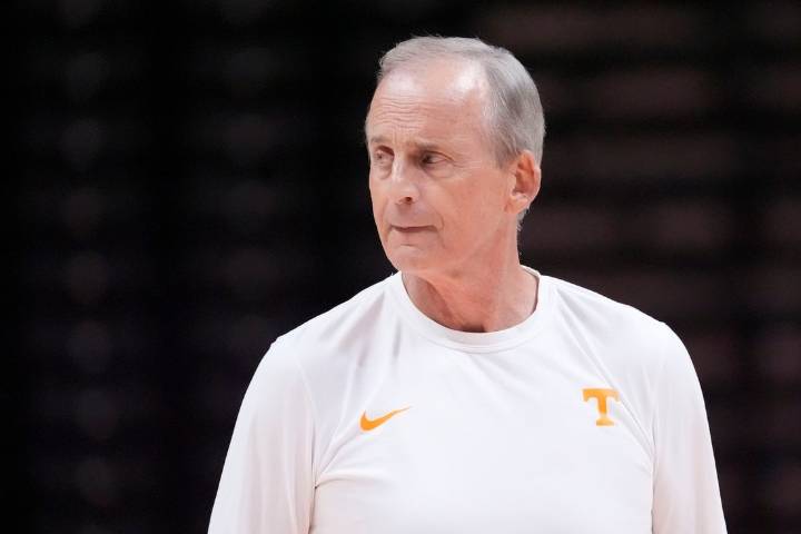 Deadspin | Tennessee awards coach Rick Barnes lifetime contract