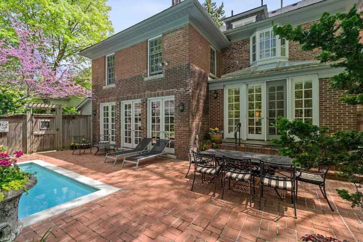 Most Toronto homes selling under