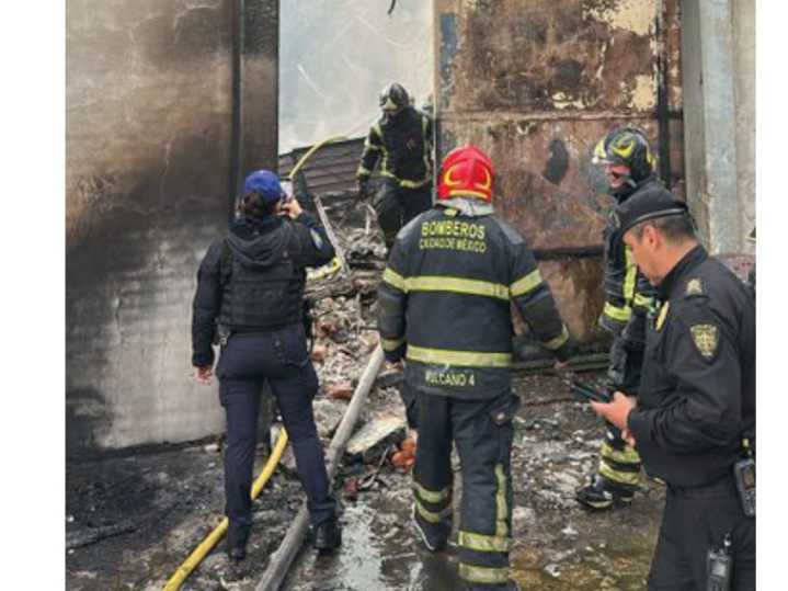 Controlan incendio en alcaldía Gustavo A. Madero
