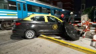 Un tren embistió a un taxi en Flores: el conductor huyó por las vías