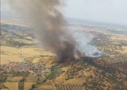 Se declara un incendio en un pueblo de Toledo: piden a los vecinos que se alejen y se corta una carretera
