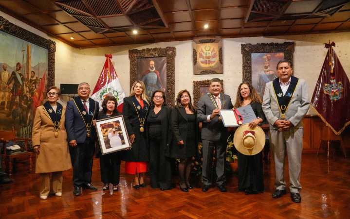 Alcalde de Arequipa entregó medallas y diplomas a personalidades e instituciones en el 485 aniversario de la ciudad blanca