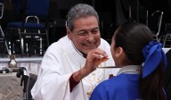 Padre Zatarain deja la terapia intensiva; mantiene llamado de oración por su salud