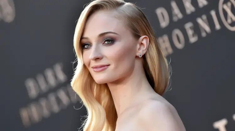 Sophie Turner calla a haters que criticaron su rol como madre