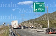Joven en cuatrimoto provoca accidente sobre carretera Saltillo