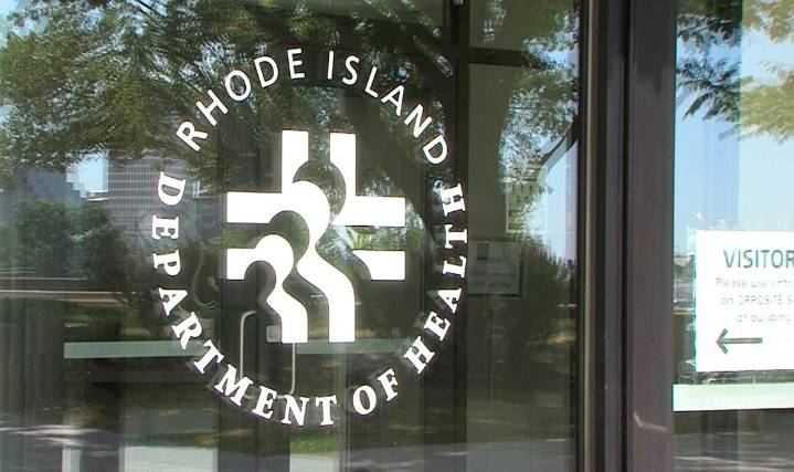 RIDOH recommends closing swimming areas at 2 Newport beaches due to bacteria counts