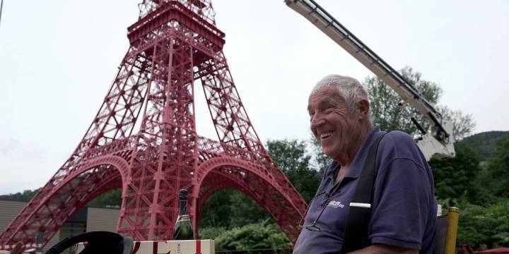 Un jubilado construyó una impactante réplica de la Torre Eiffel tras ocho años de trabajo