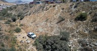 Automóvil cae a barranco en el bulevar 2000