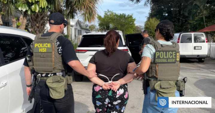 Jueza de EEUU bloquea deportaciones rápidas de migrantes por violar debido proceso