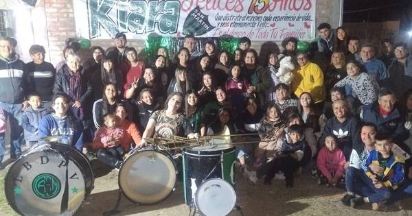 Con bombos y cánticos, la hinchada de San Martín sorprendió a una quinceañera