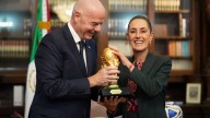 Sheinbaum recibe la copa del Mundial 2026; estuvo acompañada de Gianni Infantino