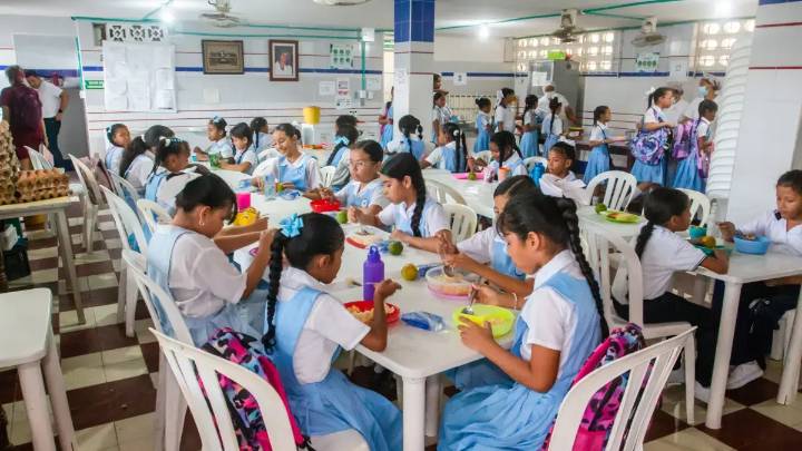 Contraloría alerta suspensión del PAE: 3,5 millones de estudiantes sin alimentación desde septiembre por déficit de 500.000 millones