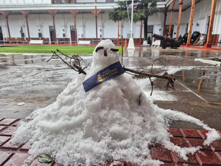 Lluvia de granizos sorprende en Valparaíso tras sistema frontal