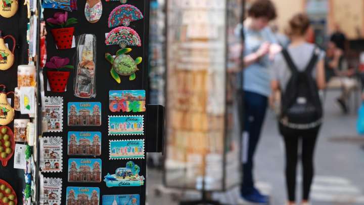 Gastos innecesarios que suben el precio de tus vacaciones: "Hay trampas turísticas en las que no debemos caer"