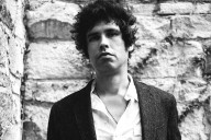 Entre el rock y la frontera: Fernando Flores reedita su primer libro de cuentos, ahora al español