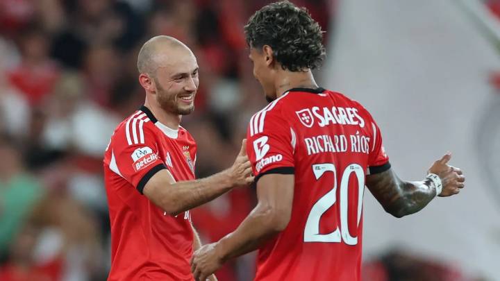 Richard Ríos le ganó el duelo a Jhon Durán y Benfica se metió en Champions League