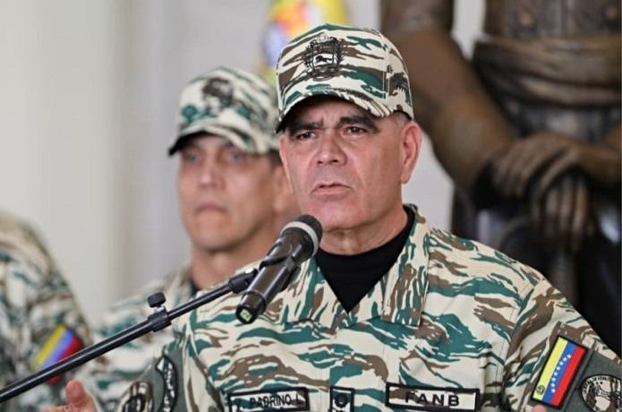 Padrino López resaltó espíritu del pueblo que quiere defender al país