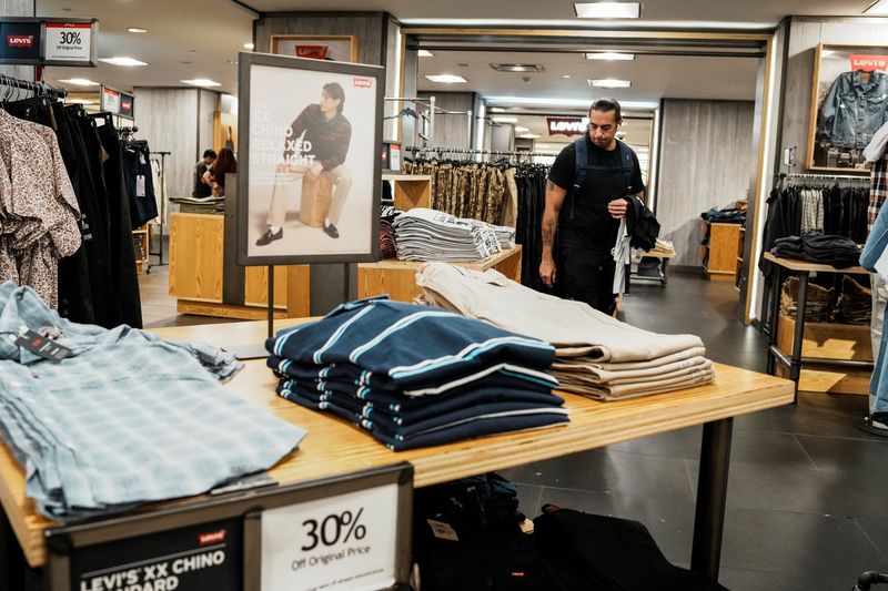 US consumer sentiment weakens in August; inflation expectations rise