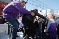 Milei, evacuado de un acto electoral tras el lanzamiento de objetos contra su caravana por parte de los opositores