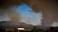 El fuego de Cáceres, sin control, obliga a confinar otro pueblo y a cerrar 25 kilómetros de la autovía A