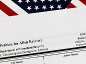 Formulario I-130 de USCIS en 2025: petición de familiar extranjero
