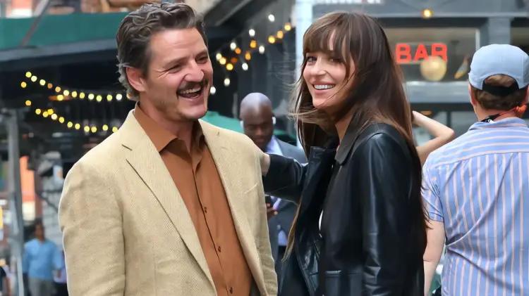 Pedro Pascal confiesa lo difícil que fue actuar con Dakota Johnson