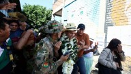 Apedrean y abuchean al candidato presidencial Andrónico Rodríguez tras votar en Bolivia; es criticado por alejarse de Evo Morales