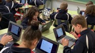 Incertidumbre ante la decisión de limitar el uso de pantallas en las aulas valencianas